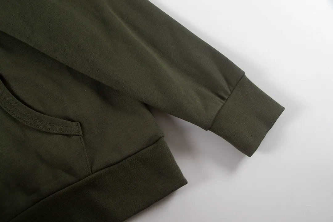 P220 Color: Gray Green/Khaki/Original White Size: S M L This year’s ultra-popular half-zipper design gives the upper body an old-money and lazy look. When the zipper is opened, it can be used as a large lapel, making it more fashionable! Comes with a comfortable and comfortable label, one-click dressing without any brain-braining